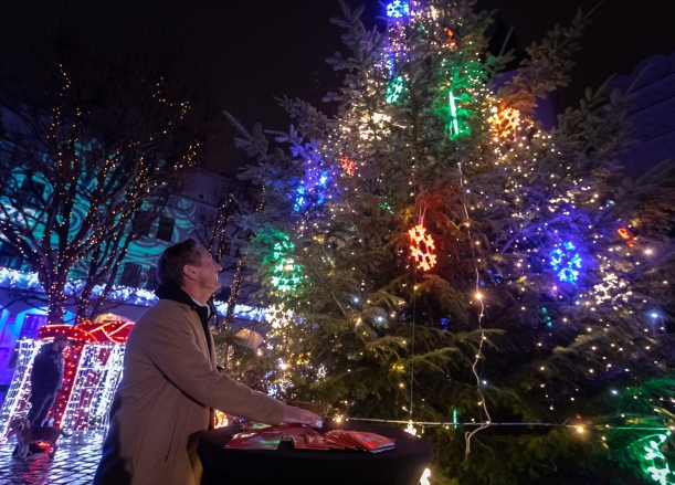 Moment odpalenia choinki zamkowej, czynności dokonuje marszałek Geblewicz