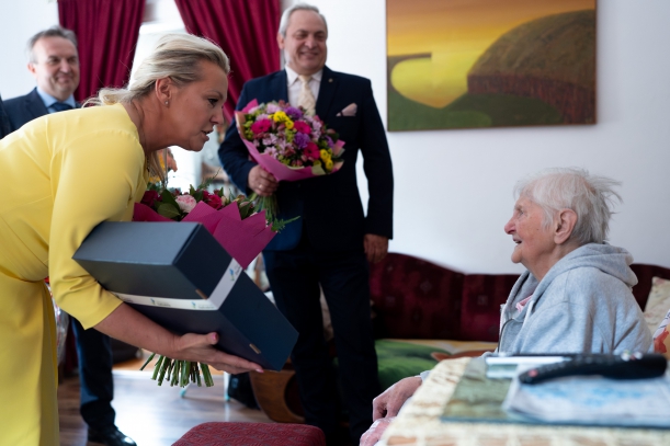 Dyrektorka Wydziału Edukacji i Sportu Urzędu Marszałkowskiego Izabela Kowalczyk wrecza kwiaty i upominek Lidii Więckowskiej. 