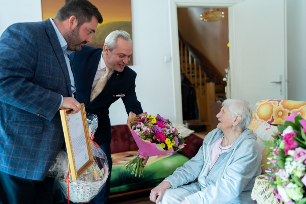 Przedstawiciele wojewody zachodniopomorskiego wręczaja upominki Liddi Więckowskiej. 