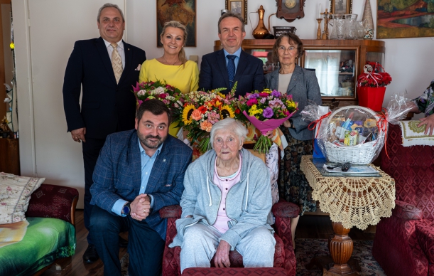 Goście urodzinowego przyjęcia pozują do wspólnego zdjecia z Lidią Więckowską.