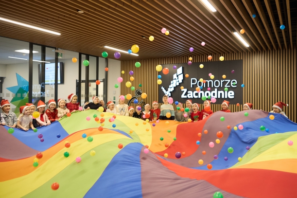 Dzieci z Przedszkola Publicznego nr 50 „Gama” i Przedszkola Publicznego nr 59 „Mały Książę” w Szczecinie podczas świątecznych warsztatów w Urzędzie Marszałkowskim Wojewodztwa Zachodniopomorskiego