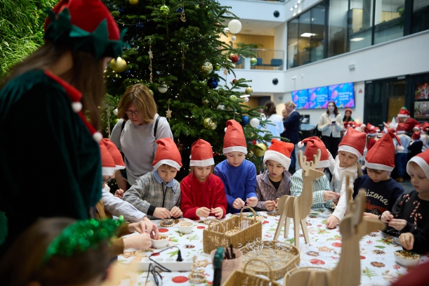Dzieci z Przedszkola Publicznego nr 50 „Gama” i Przedszkola Publicznego nr 59 „Mały Książę” w Szczecinie podczas świątecznych warsztatów w Urzędzie Marszałkowskim Wojewodztwa Zachodniopomorskiego