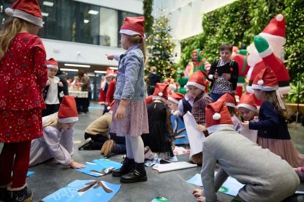 Dzieci z Przedszkola Publicznego nr 50 „Gama” i Przedszkola Publicznego nr 59 „Mały Książę” w Szczecinie podczas świątecznych warsztatów w Urzędzie Marszałkowskim Wojewodztwa Zachodniopomorskiego