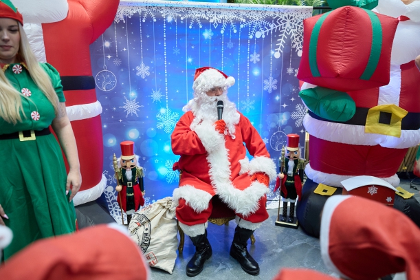 Święty Mikołaj przybył do Urzędu marszałkowskiego Województwa Zachodniopomorskiego, by spotkać się z przedszkolakami z dwóch szczecińskich placówek