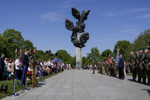 Pomnik Czynu Polaków i mieszkańcy podczas obchodów Święta Flagi RP i Konstytucji 3 Maja.