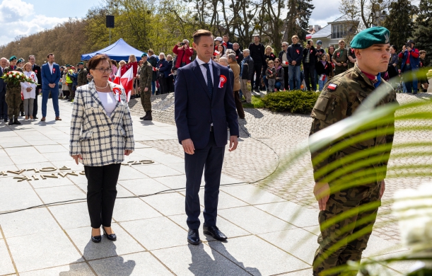 Święto Narodowe Trzeciego Maja - uroczystości w Szczecinie. Marszałek Olgierd Geblewicz i Przewodnicząca Sejmiku Województwa Zachodniopomorskiego Teresa Kalina oddają hołd narodowym bohaterom przy Pomniku Czynu Polaków.