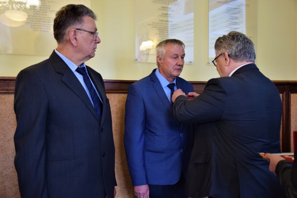 Zygmunt Dziewguć wręcza odznaczenia. 