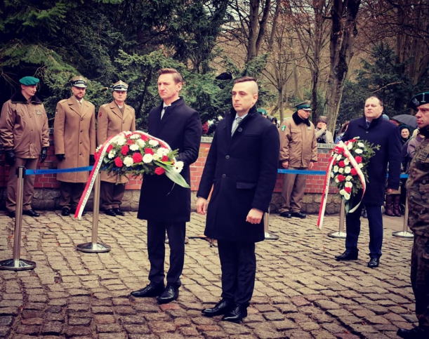 marszałek O.Geblewicz i dyrektor Gabinetu K.Barczyk składają kwiaty