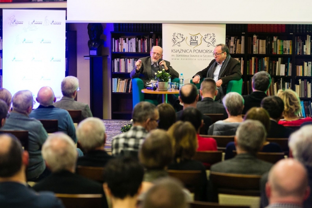 Dyskusja w Książnicy. 