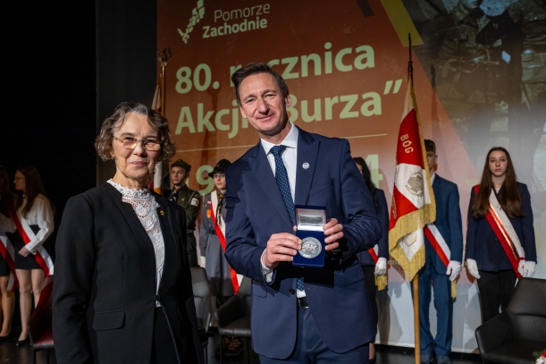 Na wniosek Światowego Związku Żołnierzy AK Marszałek Województwa Zachodniopomorskiego Olgierd Geblewicz został uhonorowany Honorową Odznaką „Za zasługi dla AK” oraz medalem 30-lecia Okręgu Szczecin  Światowego Związku Żołnierzy AK