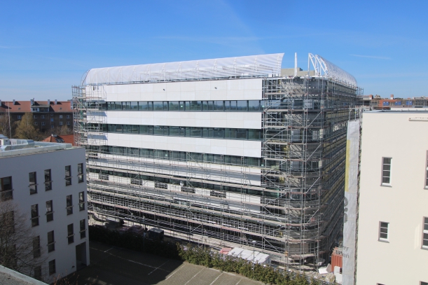 Budynek pasywny w kwietniu ze zdjętą na jednym boku z konstrukcją na piętrze 5 i 4.