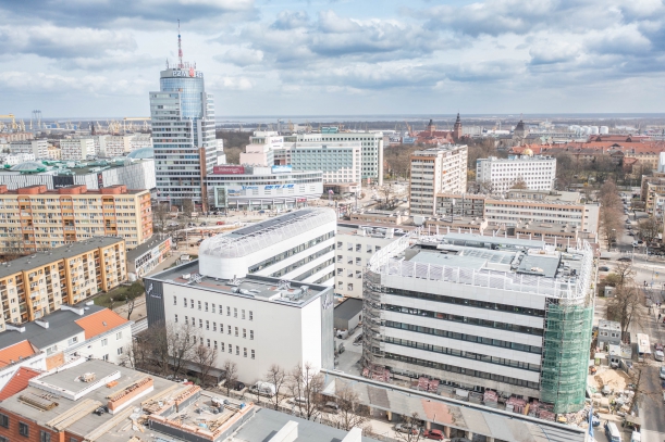 Budynek pasywny w marcu z lotu ptaka z widokiem na Szczecin.