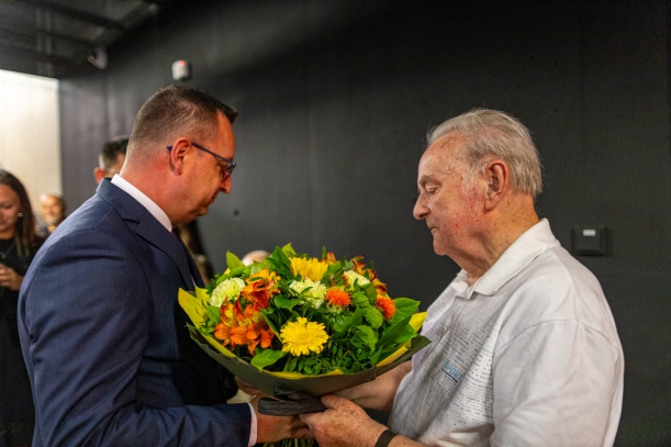 Członek Zarządu Województwa Zachodniopomorskiego Bogdan Jaroszewicz i mieszkający w Szczecinie uczestnik Powstania Warszawskiego Edward Zamiara 