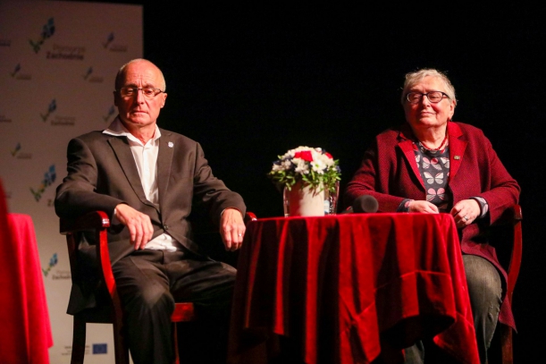 Ludwika Wujec i Jacky Challot na scenie Teatru Polskiego (w Nowym Browarze) podczas debaty "Ulica i zagranica - pomoc dla Solidarności".