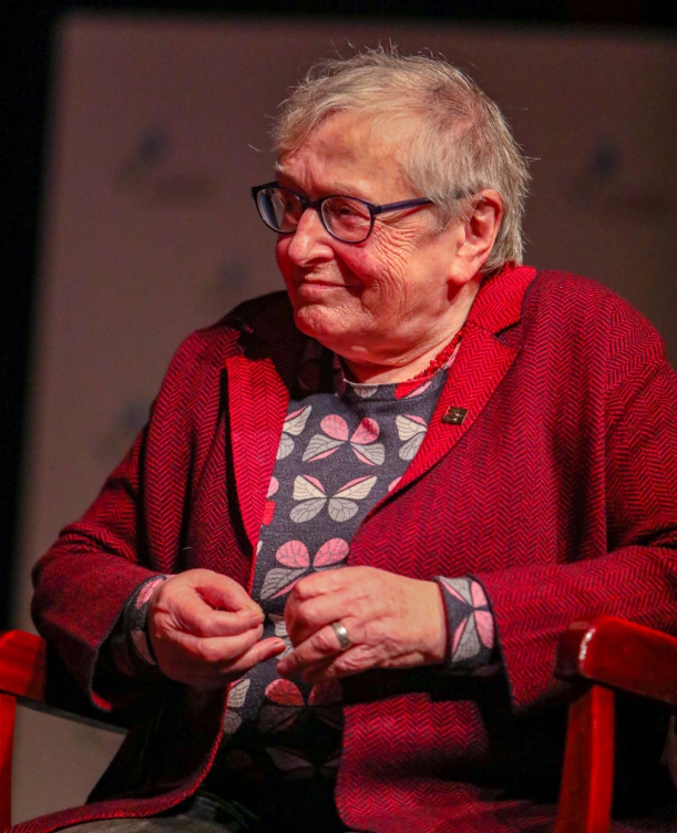 Ludwika Wujec na oświetlonej scenie podczas debaty "Ulica i zagranica - pomoc dla Solidarności". W tle baner z logo "Pomorze Zachodnie".