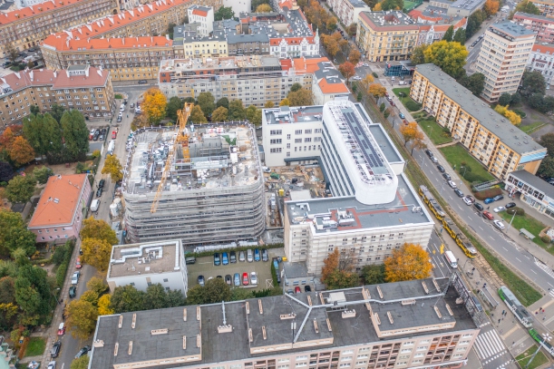 Widok z góry budynku - Październik 2021