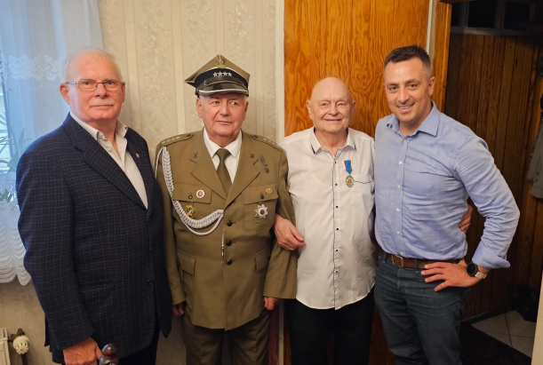Uroczystość z okazji 100 urodzin podpor. Franciszka Wasilewskiego - na zdjęciu jubilat i Krzysztof Barczyk - dyrektor Gabinetu Marszałka, Henryk Krudos - Prezes Zachodniopomorskiego ZZW ZKRP i BWP, Jan Kubik - prezes Koła Drzetowo ZZW ZKRP i BWP.