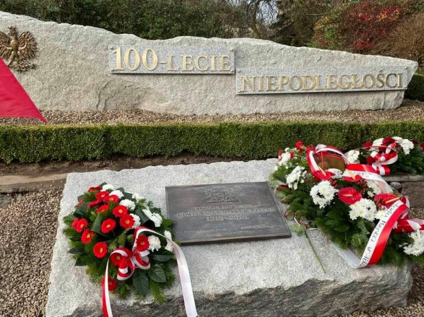 pomnik z okazji 100. rocznicy odzyskania przez Polskę niepodległości 