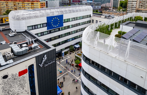 Unijna flaga na budynku UMWZ