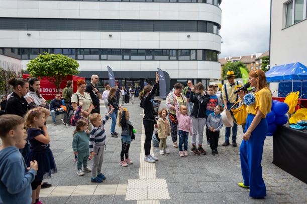 Animacje, gry i zabawy dla dzieci na dziedzińcu siedziby UMWZ