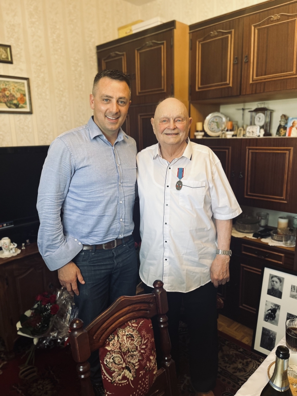 Uroczystość z okazji 100 urodzin podporucznika Franciszka Wasilewskiego - na zdjęciu, w mieszkaniu, jubilat i Krzysztof Barczyk - dyrektor Gabinetu Marszałka,