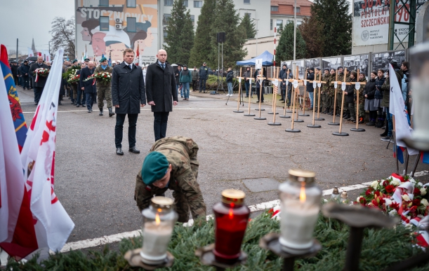 54. rocznica Grudnia '70 Wicemarszałek Kowalik i zastepca dyrektora GM Marcin Kordela uczestniczą w oficjalnych obchodach Grudnia '70 pod bramą Stoczni Szczecińskiej.