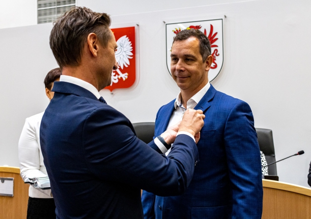 Gryfy Zachodniopomorskie dla środowiska medycznego. Olgierd Geblewicz honoruje prof. Miłosza Parczewskiego.