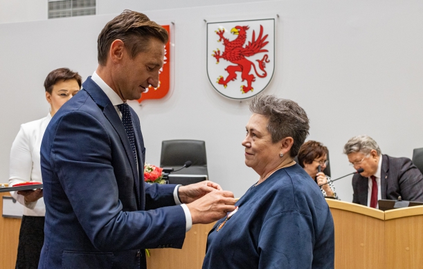 Gryfy Zachodniopomorskie dla środowiska medycznego. Olgierd Geblewicz honoruje dyr. Szpitala Wojewódzkiego w Szczecinie Małgorzatę Usielską.