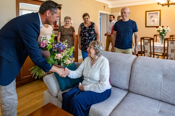 Setne urodziny Heleny Sieniuć z Kątów koło Goleniowa Marszałek Geblewicz wręcza bukiet kwiatów jubilatce.