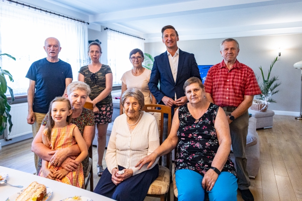 Setne urodziny Heleny Sieniuć z Kątów koło Goleniowa Najbliższa rodzina jubilatki wraz z marszałkiem Geblewiczem podczas pamiątkowego, urodzinowego zdjęcia.