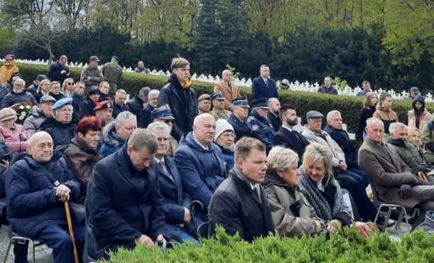 Uczestnicy obchodów 79. rocznicy forsowania Odry podczas uroczystości na Cmentarzu Wojennym w Starych Łysogórkach