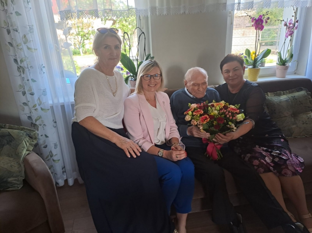 Pan Stanisław Puchalski (drugi z prawej) 3 maja 2024 r. skończył 101 lat