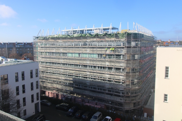 Budynek pasywny w styczniu z wykonaną już stolarką okienną .