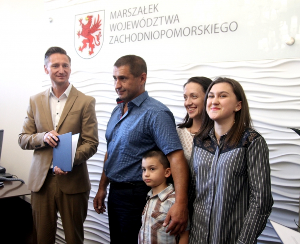 Bohater z Ukrainy z rodziną na spotkaniu u marszałka Geblewicza.
