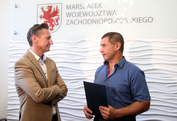 Marszałek województwa Olgierd Geblewicz gratuluje wspaniałej postawy Andreiiowi Sirovatskyiemu.