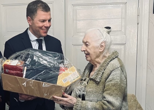 Zastępca dyrektora Gabinetu Marszałka Marcin Kordela i najstarsza szczecinianka, pani Maria Leśna