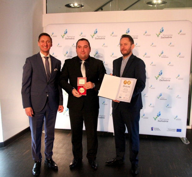 Nagrodziony przez marszałka województwa Olgierda Geblewicza (z lewej) Dariusz Polarczyk (w środku) zwyciężył w konkursie „Nauczyciel na Medal” w okręgu świnoujskim. 