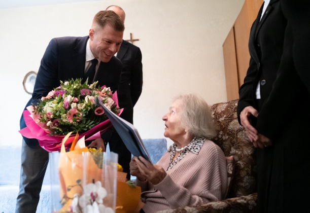 Dyrektor Kordela wręcza bukiet kwiatów jubilatce Krystynie Bogdanowicz. 