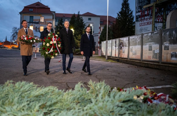 54. rocznica Grudnia '70 Rządowo-samorządowa delegacja składa wieńce pod bramą Stoczni Szczecińskiej.
