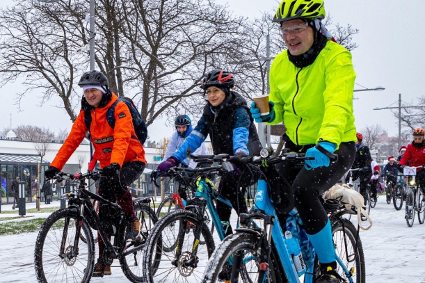 Rowerzyści na rowerach. 