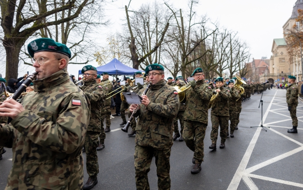 obchody świata niepodłęgłości  w Szczecinie z udzaiłem orkiestry wojskowej 
