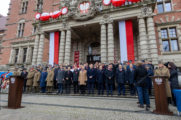 zdjęcie grupowe przed urzędem wojewódzkim ważnych gości 