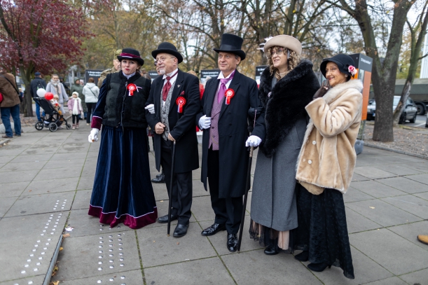 ludzie w strojach z epoki stoja przy CDP
