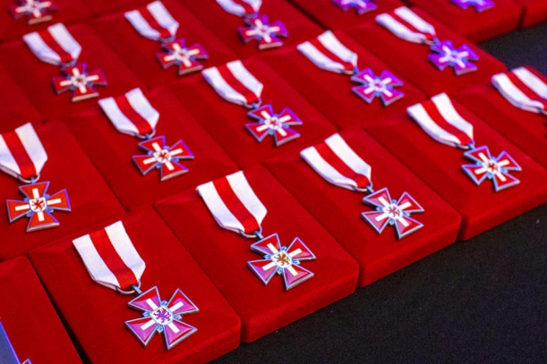 Zestaw odznak leżący na stole. 