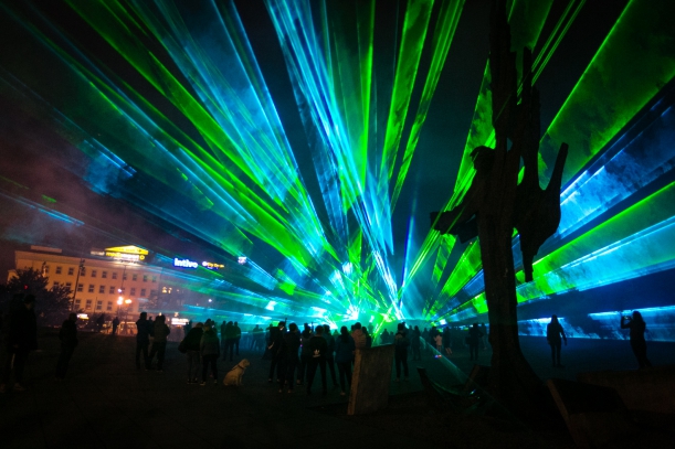 Pokaz laserów na Placu Solidarności