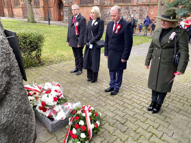 wicemarszałek Olgierd Kustosz składa kwiaty w Pyrzycach 