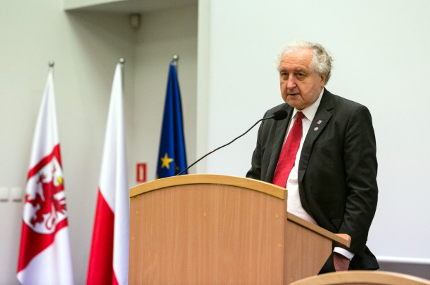 Prof. Rzepliński przemawia do młodzieży podczas spotkania w Sejmiku Województwa Zachodniopomorskiego