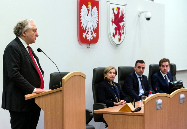 Prof. Rzepliński z przedstawicielami organizatorów spotkania 