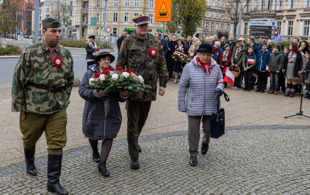 Uroczystość z okazji Narodowego Święta Niepodległości przy pomniku marszałka Józefa Piłsudskiego w Szczecinie. Kwiaty składają przedstawiciele władz Chorągwi Zachodniopomorskiej ZHP, dwóch mężczyzn w mundurach i dwie kobiety.