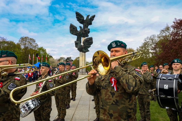 Orkiestra gra podczas uroczystości 